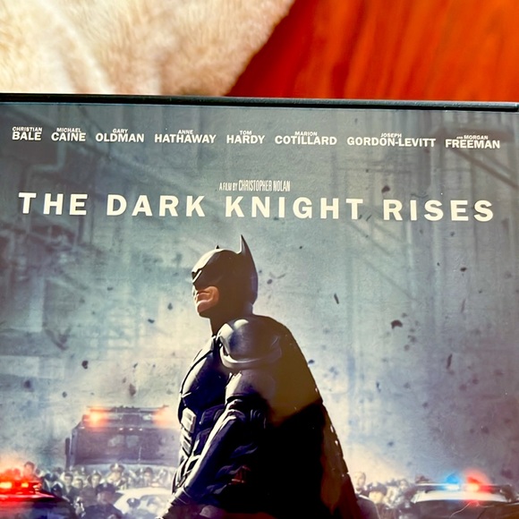 The DARK KNIGHT RISES. DVD.  WITH BONUS - Picture 4 of 6